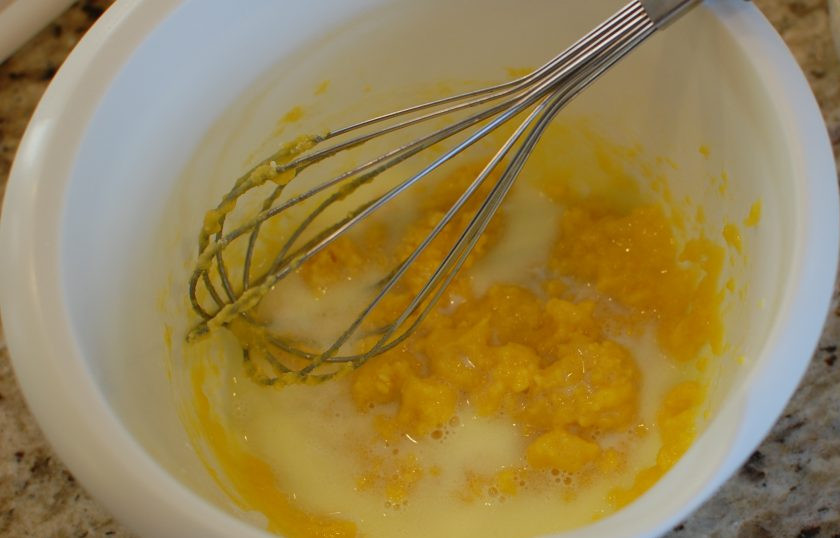 1. Этап. Японская выпечка: Взбейте яичный желток с мукой, кукурузным крахмалом, солью и сахаром. Перемешивайте до получения густой однородной пасты. В три захода частями добавьте теплое молоко.