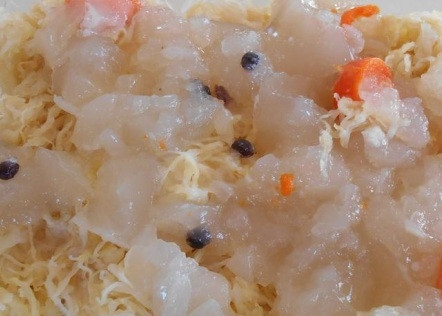 1. Этап. Cвиная рулька по-немецки: Рулька по-немецки - значит должна быть и капуста. Выкладываем в форму кислую капусту, сверху — застывший бульон из-под рульки и саму рульку.