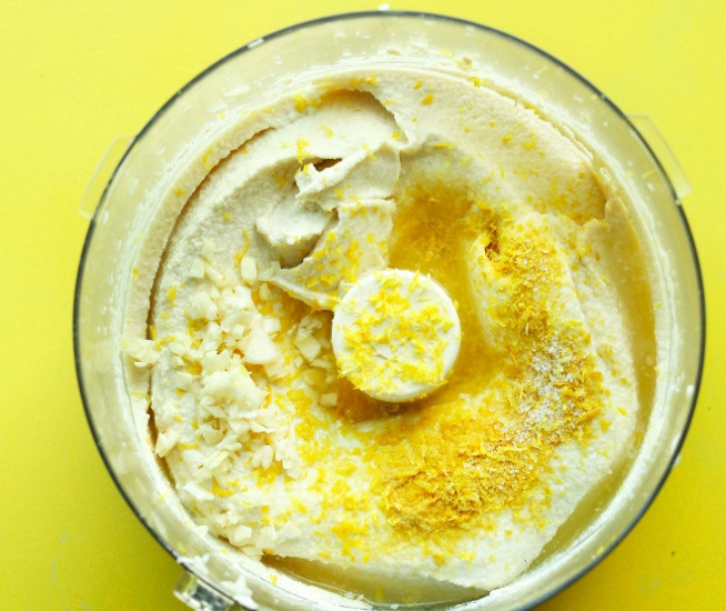 1. Этап. Вегетарианский сыр: Взбивайте все до нежной однородной пастообразной массы.