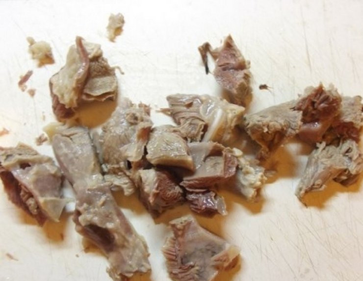 1. Этап. Аши-сорпа: Снимите мясо с кости, нарежьте кусочками. Бульон перелейте в кастрюлю, еще раз процедив через ситечко и вскипятите. Лук хорошенько вымойте, но не очищайте. То же самое проделайте с чесноком. Положите целые лук, чеснок в кипящую воду. Следом выложите морковь и мясо. Варите под крышкой десять минут, после чего выложите картофель.