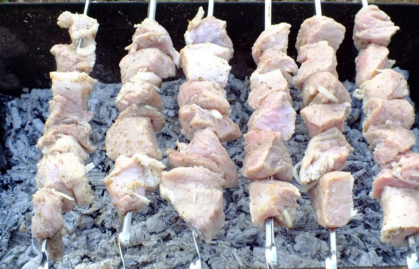 1. Этап. Шашлык на минералке с уксусом: Подготовьте мангал. Когда угли станут 