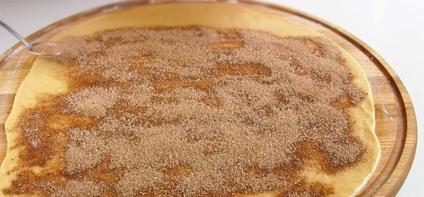 1. Этап. Булочки с корицей (простые и вкусные): 3. Для начинки смешайте корицу, сахар и ванильный сахар. Тесто обомните и раскатайте в пласт толщиной 1 см. Смажьте тесто растопленным сливочным маслом, посыпьте начинкой из корицы и сверните в рулет.