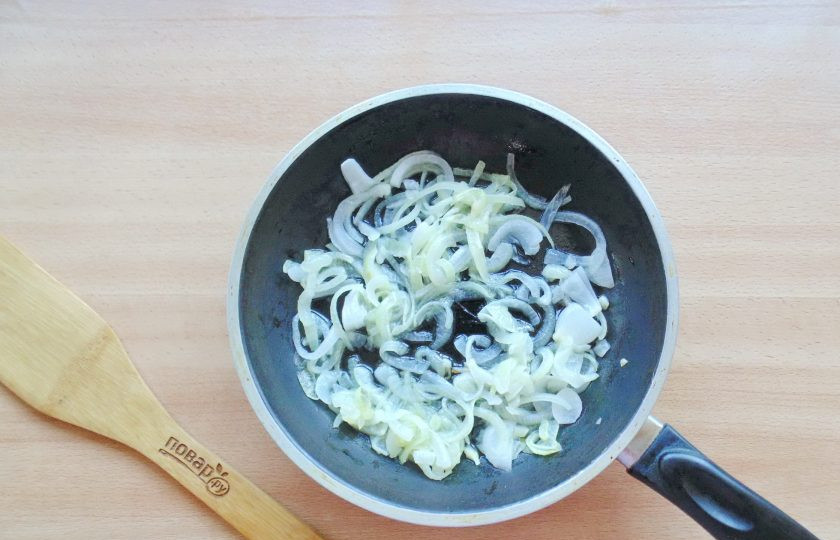 1. Этап. Караси по-чеховски: Поджарьте лук до прозрачности.