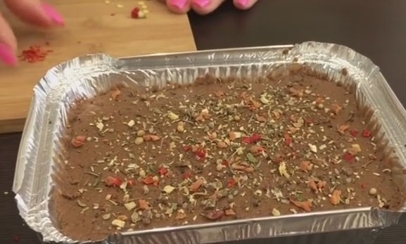 1. Этап. Обалденный домашний печеночный паштет: 9. Готовый паштет переложите в емкость, выровняйте сверху и присыпьте специями или рубленой свежей зеленью. Емкость оберните пищевой пенкой и поставьте в холодильник или морозилку.