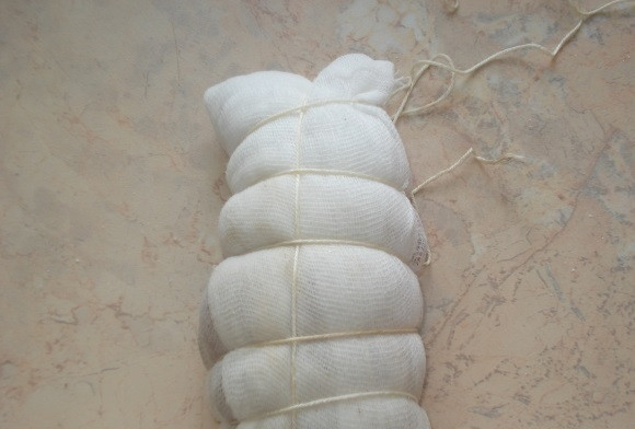 1. Этап. Полендвица из куриной грудки: 4. Через сутки достаю мясо из холодильника, выкладываю его на салфетку, чтобы промокнуть лишнюю влагу. Марлю складываю в несколько слоев, выкладываю мясо и посыпаю его солью, плотно оборачиваю марлей и затягиваю ниткой.