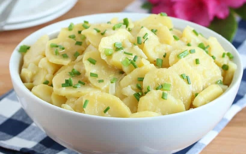 1. Этап. Салат из картофеля и лука: 7. Через 1 час перемешайте салат, заправьте его растительным маслом, добавьте соль и перец по вкусу, а также несколько веточек зеленого лука, снова перемешайте. Отправьте его в холодильник на ночь, а подавайте на следующий день.