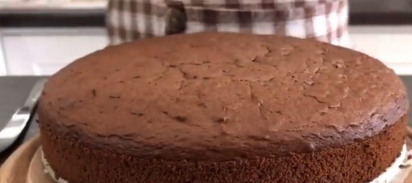 1. Этап. Шоколадно-ореховый торт (обалденный!): 2. Выложите тесто в застеленную пергаментом форму (20см) и отправьте на 30 минут в разогретую до 180 градусов духовку. Остудите корж в форме, переверните и снимите пергамент. Приготовьте пропитку.