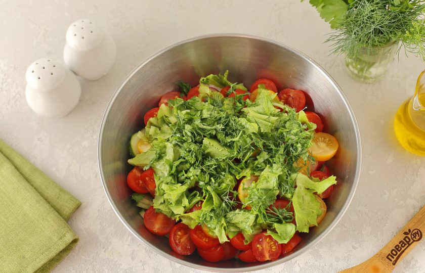 1. Этап. Салат Краски лета: Салат нарвите руками, остальную зелень измельчите ножом.