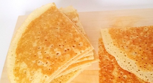 1. Этап. Блинные квадратики с творожно-ягодной начинкой: Испеченные по Вашему любимому рецепту блины разрезаем на четвертинки. Из двух уложенных друг на друга уголками в противоположные стороны четвертинок получаем ровный аккуратный квадратик.