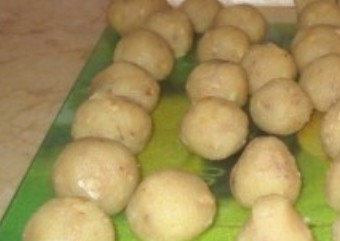 1. Этап. Пирожные на палочке: Должна получится сладкая масса, из которой удобно лепить вот такие шарики. Размер шариков - величиной с грецкий орех. Шарики побольше не будут держаться на палочке. Поставим шарики в морозилку минут на 15-20.