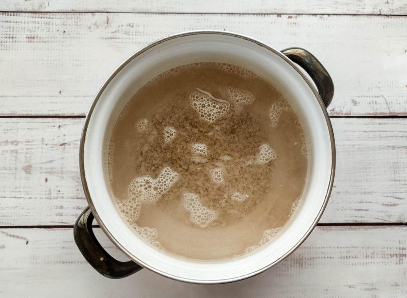 1. Этап. Диетический суп с перловкой: Перловую крупу хорошо промойте 4-5 раз. В кастрюлю налейте воду, отправьте ее на огонь и доведите до кипения. В кипящую воду выложите перловку и варите ее 40-45 минут.