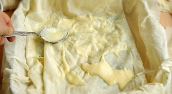 1. Этап. Борек: 8. Пирог закрывается лавашом поочередно (по типу конверта), каждый слой тщательно промазывается соусом.