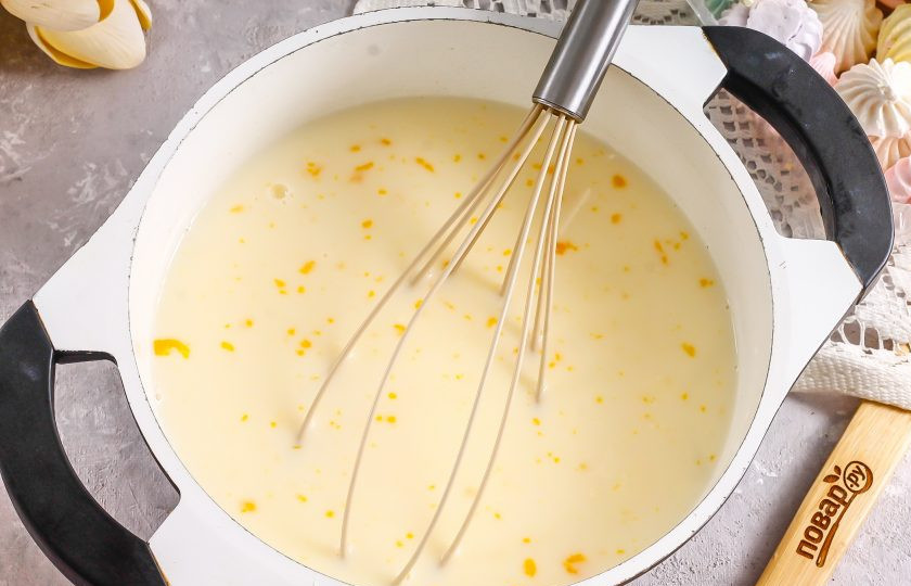 1. Этап. Торт Наполеон с безе: Влейте в казан или кастрюлю с антипригарным дном молоко любой жирности, всыпьте сахар. Выложите желтки куриных яиц и тщательно взбейте.