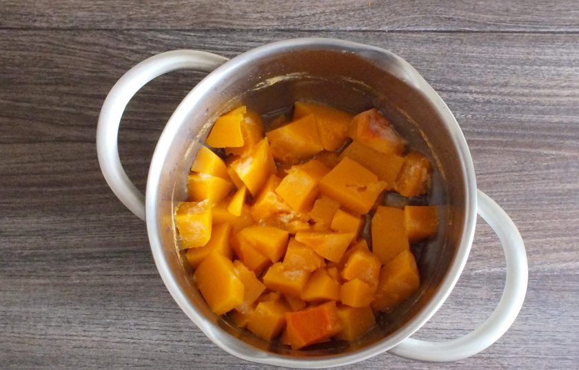 1. Этап. Повидло из тыквы с курагой: Когда сварится тыква, слейте лишнюю жидкость.