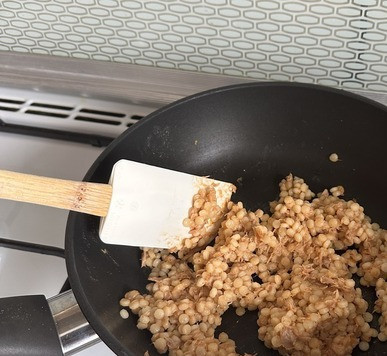 1. Этап. Птитим с FORTUNой: Выложить птитим на сковороду к тунцу. Перемешать и немного обжарить (около 30 секунд). Следите, чтобы не поджарилось и не пригорело.