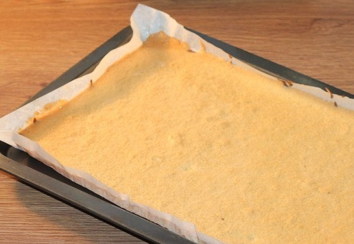 1. Этап. Полосатое пирожное с вареной сгущенкой: 9. Духовку предварительно разогреваем до 180 С и выпекаем корж минут 15-20 не более. Как начнет немного румянится - готово! Готовность проверяем деревянной шпажкой.