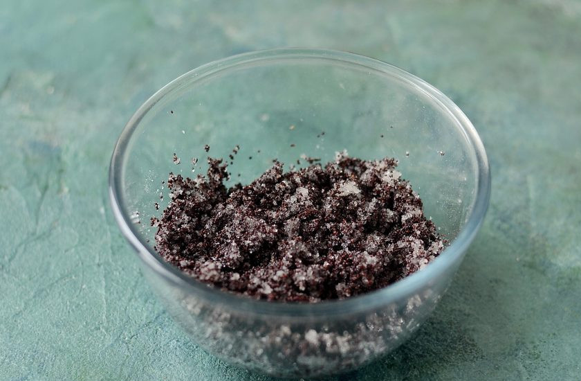 1. Этап. Постный пирог с маком и апельсином: Слейте воду и разотрите мак в ступке. Соедините с сахаром, перемешайте.