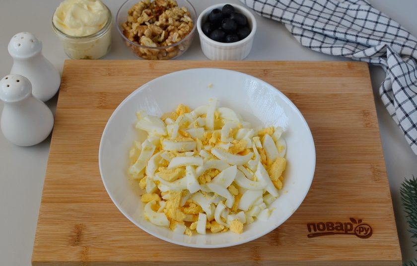 1. Этап. Салат Лапа тигра: Порежьте вареные яйца полосочками.