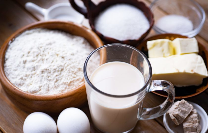 1. Этап. Тесто на топленом молоке: Все ингредиенты соберите по списку. Топленое молоко немного подогрейте в сотейнике — примерно до 35 градусов.