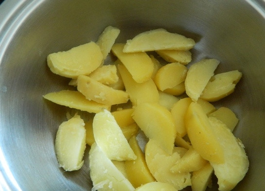 1. Этап. Салат с сельдью по-цёблицки: 3. Очистим остывший картофель, нарезаем его небольшими ломтиками.