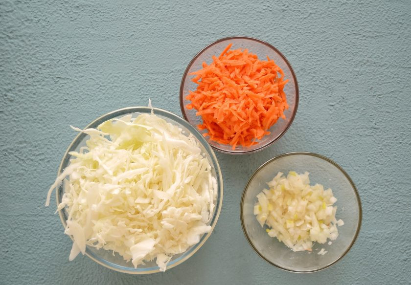 1. Этап. Борщ с чечевицей: Натрите на крупной тёрке морковь, капусту тонко нашинкуйте, а лук нарежьте мелкими кубиками.