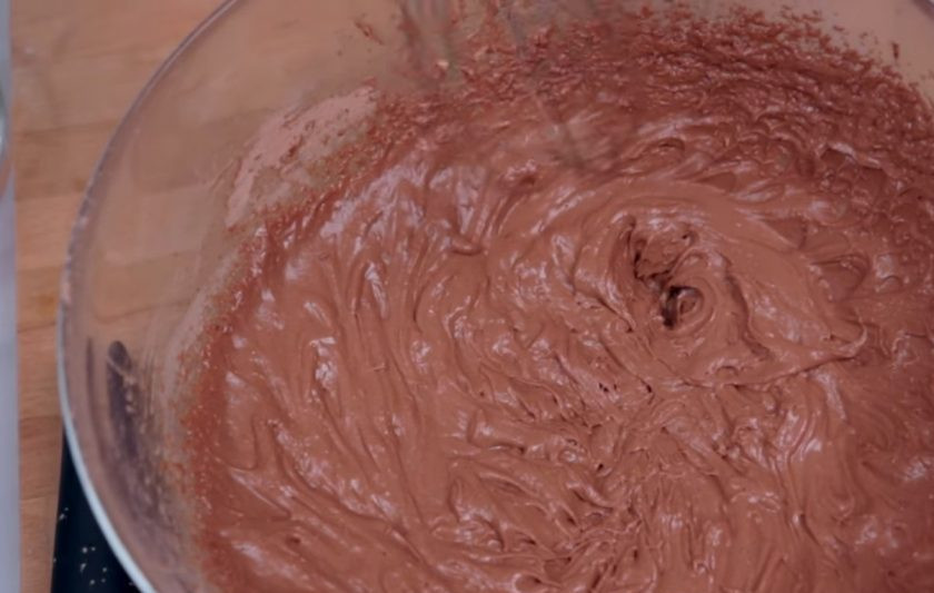 1. Этап. Шоколадные капкейки с клубничным кремом: 2. Добавьте ваниль, яйца и снова взбейте. Затем добавьте молоко и сметану, хорошо перемешайте миксером. Добавьте сухие ингредиенты и перемешайте тесто миксером до однородного состояния.