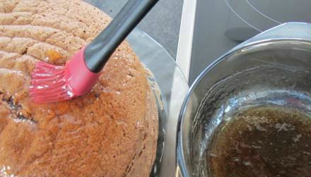 1. Этап. Торт Шифоновая Прага: Верхний бисквит смазываем конфитюром.