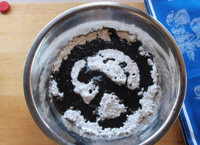 1. Этап. Американский шоколадный кекс: 5. Пока бисквит остывает, сделайте глазурь. Смешайте расплавленное масло с какао и молоком. Затем всыпьте сахарную пудру и ванилин. Ещё раз перемешайте.