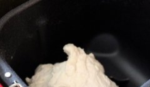 1. Этап. Cамса с курицей и сыром: 1. Чтобы было проще, я помещаю в хлебопечку такие ингредиенты - 50 грамм масла, муку, воду, растительное масло, уксус и немного соли. И в самой хлебопечке выбираю программу 