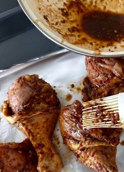 1. Этап. Куриные булдыжки в духовке: Застелил противень фольгой и выложил ножки рядком. Остатки маринада кисточкой по ним размазал.