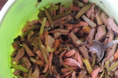 1. Этап. Cалат Фаворит с языком: Соедините в салатнице все нарезанные продукты. Добавьте к ним измельчённый имбирь, винный уксус и лук (без маринада).