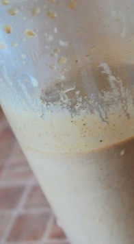 1. Этап. Кофе на кедровом молоке: Влить кофе и снова взбить до однородности.