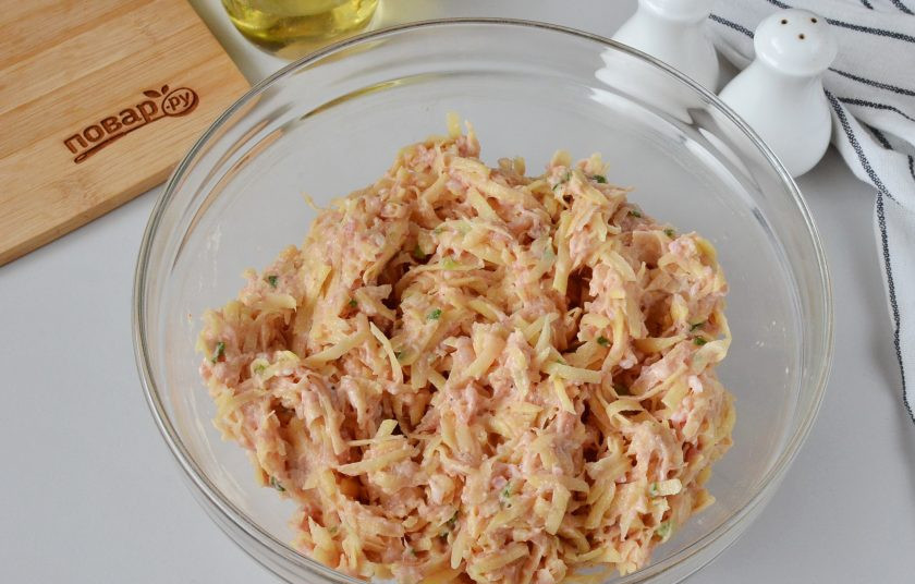 1. Этап. Драники картофельные с фаршем: Очень хорошо перемешайте массу для драников.