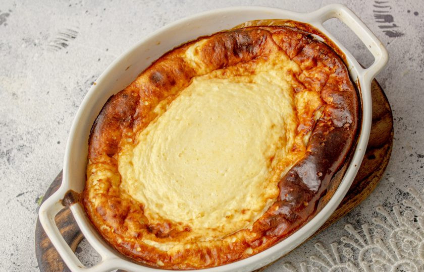 1. Этап. Творожная запеканка с йогуртом: Достаньте готовую, румяную запеканку и дайте ей остыть.