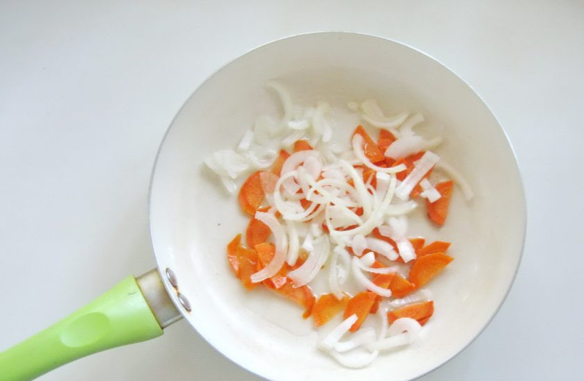 1. Этап. Куриное филе с шампиньонами в сметане: Небольшую луковицу очистите, помойте и нарежьте. Добавьте к моркови.