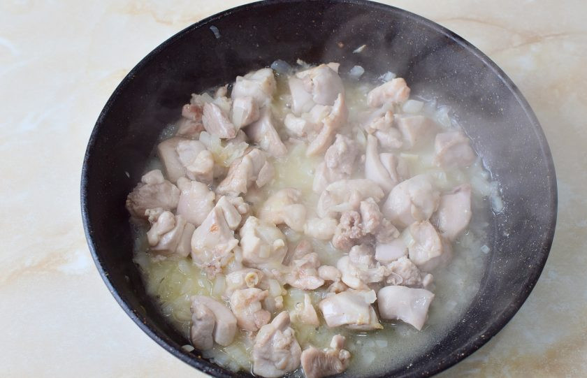 1. Этап. Фрикасе из курицы классическое: Тушите курицу 12-15 минут, периодически помешивая. От лука и курицы появится сок, которого хватит для тушения. Но, при необходимости, можно добавить совсем немного горячей воды.