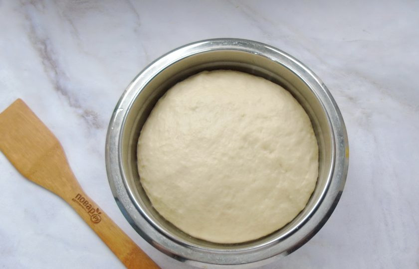 1. Этап. Отрывной пирог из дрожжевого теста с творожной начинкой: Накройте полотенцем или пищевой пленкой и поставьте в теплое место. Через час-полтора тесто увеличится в объеме.