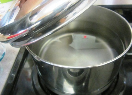 1. Этап. Жареные грибы с макаронами: 6. Параллельно отправить на огонь кастрюлю с водой. При приготовлении жареных грибов с макаронами лучше использовать макароны из твердых сортов.