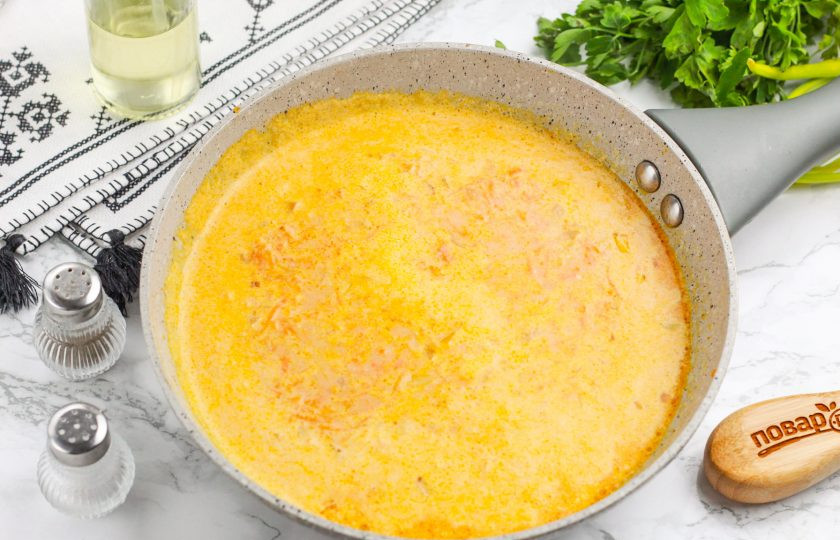 1. Этап. Замороженные голубцы на сковороде: Влейте горячую воду и перемешайте. Доведите всю массу до кипения.