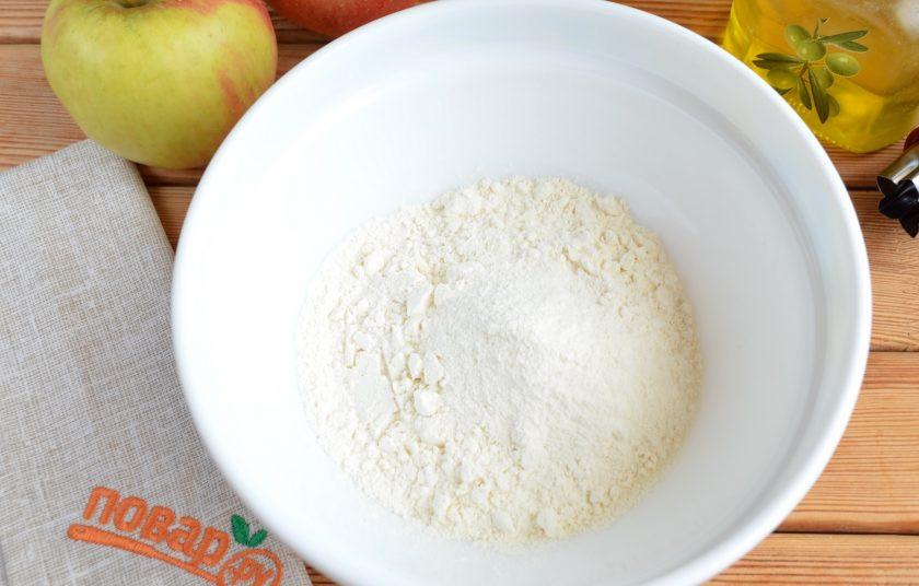 1. Этап. Яблочные оладьи Звездочки: Смешайте муку с разрыхлителем, солью.