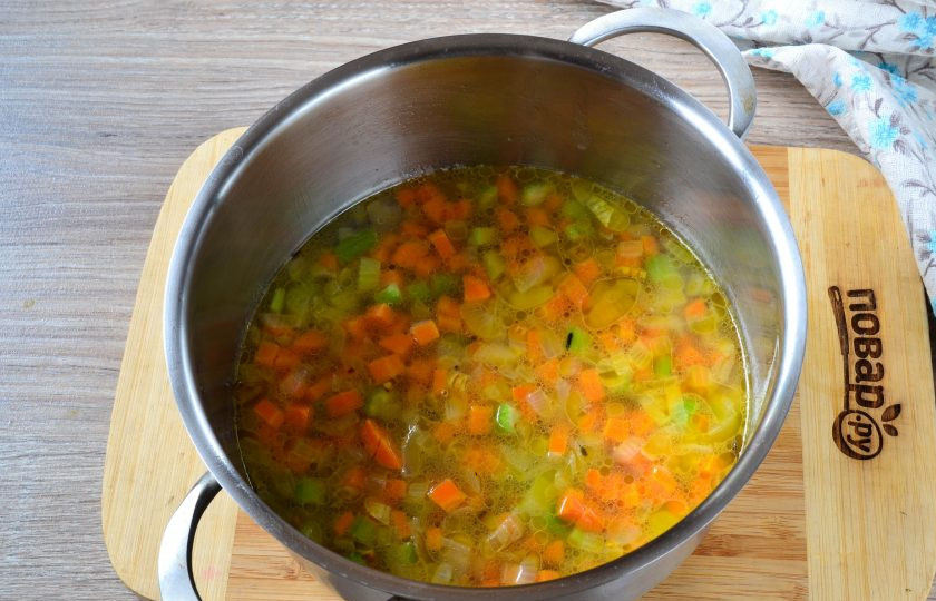 1. Этап. Свиные отбивные с сюрпризом: Затем добавьте дикий рис (у меня смесь дикого и пропаренного риса), залейте все бульоном, добавьте соль по вкусу. Накройте кастрюлю крышкой и готовьте на медленном огне 25-30 минут до мягкости риса и овощей.