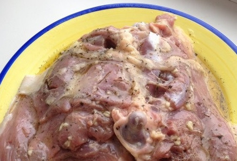 1. Этап. Индейка с яблоками в рукаве: 2. Возьмите бедро индейки, слегка проколите его. Затем положите в маринад и оставьте там на 30 минут.