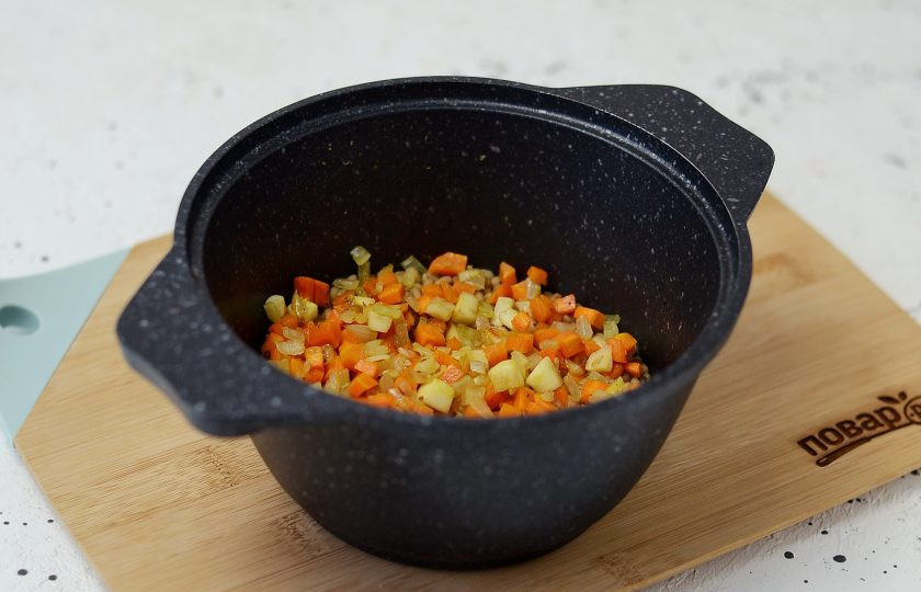 1. Этап. Жареная перловка: Обжаренные овощи добавьте в перловку. Варите на небольшом огне около 20 минут.