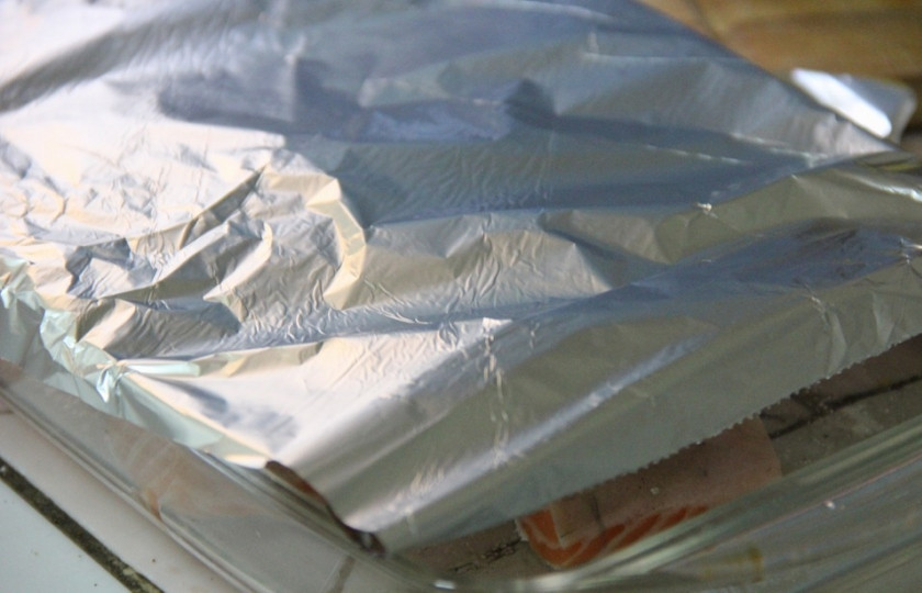 1. Этап. Запеченный лосось под соусом: 2. Выкладываем нашу рыбку в форму для запекания, накрываем листом фольги. Отправляем в разогретую до 200 градусов духовку.