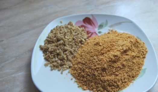 1. Этап. Торт Наполеон с очень вкусным кремом: Измельчите в крошку орехи и остатки от коржей.