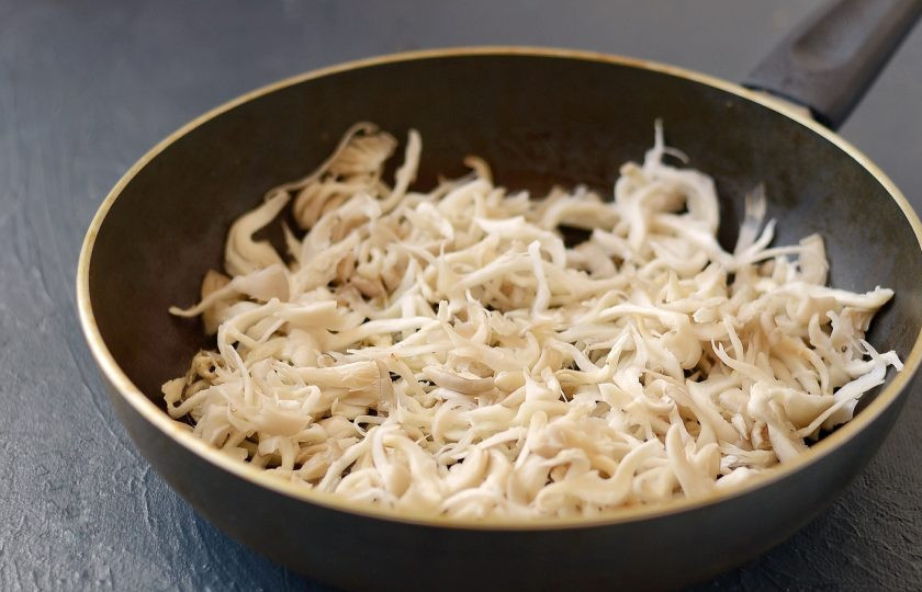 1. Этап. Бейгл с грибами и авокадо: Вешенки помойте, затем руками разорвите на длинные волокна. Разогрейте сковороду на среднем огне, обжарьте грибы до испарения лишней жидкости. Влейте соевый соус, поперчите по вкусу. Потомите еще 1-2 минуты и снимайте с плиты.