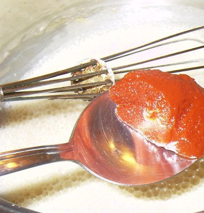 1. Этап. Суп в горшочке из хлеба: 2. В кастрюле смешиваем муку с растительным маслом и, когда мука чуть поджарится, добавим томатную пасту и прожарим все вместе.