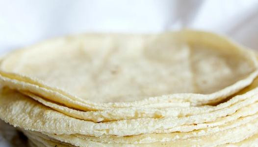 1. Этап. Коричные чипсы: 1. Самый простой и быстрый способ это купить в магазине готовое листовое тесто, однако вы можете также приготовить слоеное тесто самостоятельно по собственному любимому рецепту.