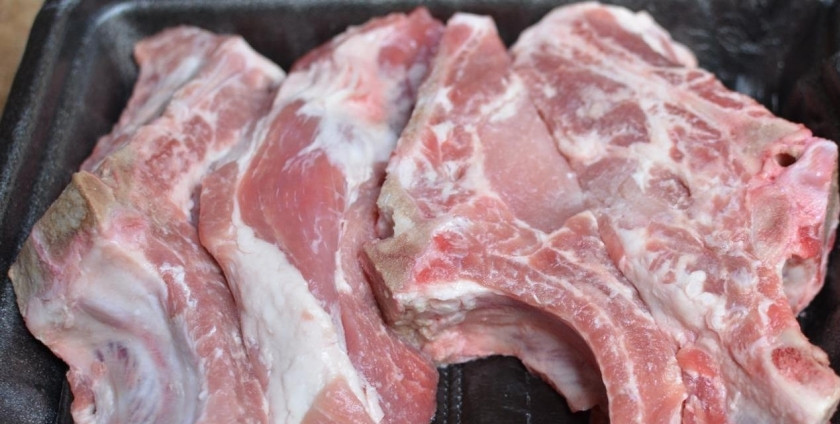 1. Этап. Свиные ребрышки запеченные с луком: Свиные ребрышки помыть и обсушить.