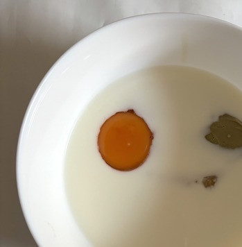 1. Этап. Запечённая овсянка со сливой: В другой чашке смешать жидкие ингредиенты: молоко, яйцо, ореховую пасту и кленовый сироп (или мёд).